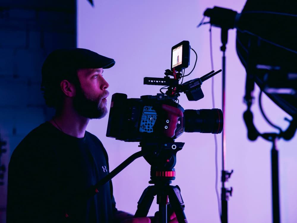 Cadreur en tournage sur un plateau éclairé